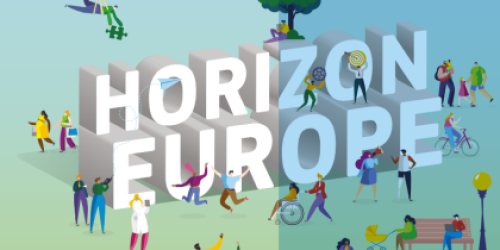 Ein Schriftzug in der Mitte mit den Worten Horizon Europe und Menschen drumherum